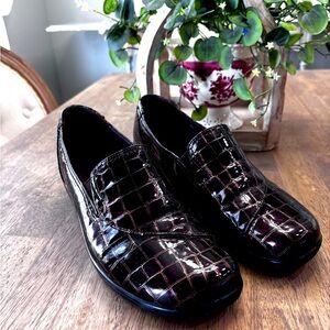 Clarks Brown croc loafers with 1 1/2” heel